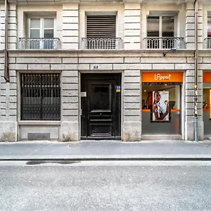 https://les-suites-de-lopra-appartement-aretha-4-pers.hotels-rhonealpes.com